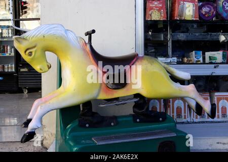 Slot Machine Pferd, außerhalb eines shop Medina Malta Stockfoto