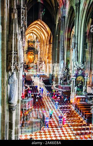 1. Bezirk/Wieden: Stephansdom, Blick durch das Hauptschiff in den Chor, Wien | Verwendung weltweit Stockfoto