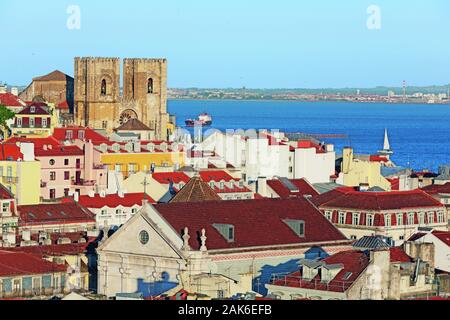 Stadtviertel Chiado Personenaufzug: Blick vom Elevador de Santa Justa in Baixa Viertel, Kathedrale Se Patriarcal (Kathedrale) und Rio Tejo, Lissabon | Stockfoto