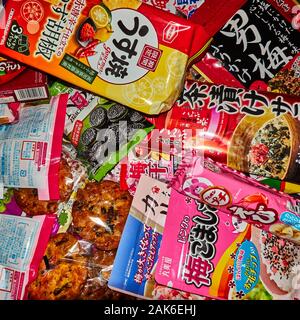 Berlin, Deutschland, 24. Dezember, 2019: japanische Süßigkeiten, Snacks und Leckereien, schnelle chemische Essen für zwischendurch, auf einem Stapel Stockfoto