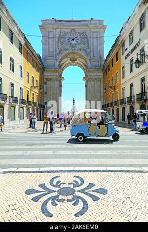 Stadtviertel Baixa: Einkaufsstrasse Rua Augusta mit Arco da Rua Augusta (triumphbogens), Lissabon | Verwendung weltweit Stockfoto