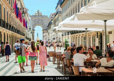 Stadtviertel Baixa: Einkaufsstrasse Rua Augusta mit Arco da Rua Augusta (triumphbogens), Lissabon | Verwendung weltweit Stockfoto