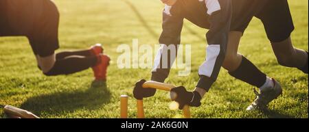 Fussball Spieler auf Prowler Schlitten Training Outdoor. Youth Football Spieler auf Praxis in sonniger Tag. Athleten Schlitten Ausbildung Stockfoto