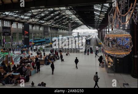 *** Streng KEINE VERKÄUFE IN DEN FRANZÖSISCHEN MEDIEN UND VERLAGE *** Januar 05, 2020 - Paris, Frankreich: die Menschen in der Lobby des Gare de Lyon in Paris, einen Monat nach dem Beginn einer offenen - der öffentliche Verkehr Streik gegen die Rentenreform der Regierung beendet. Die meisten öffentlichen Verkehrsmittel in der Umgebung von Paris wurden stark durch die Protestbewegung über die Rentenpolitik der Regierung beeinflusst, so dass es zu schweren wirtschaftlichen Folgen. Stockfoto