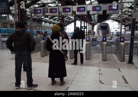 *** Streng KEINE VERKÄUFE IN DEN FRANZÖSISCHEN MEDIEN UND VERLAGE *** Januar 05, 2020 - Paris, Frankreich: die Menschen in der Lobby des Gare de Lyon in Paris, einen Monat nach dem Beginn einer offenen - der öffentliche Verkehr Streik gegen die Rentenreform der Regierung beendet. Die meisten öffentlichen Verkehrsmittel in der Umgebung von Paris wurden stark durch die Protestbewegung über die Rentenpolitik der Regierung beeinflusst, so dass es zu schweren wirtschaftlichen Folgen Stockfoto