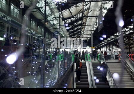 *** Streng KEINE VERKÄUFE IN DEN FRANZÖSISCHEN MEDIEN UND VERLAGE *** Januar 05, 2020 - Paris, Frankreich: die Menschen in der Lobby des Gare de Lyon in Paris, einen Monat nach dem Beginn einer offenen - der öffentliche Verkehr Streik gegen die Rentenreform der Regierung beendet. Die meisten öffentlichen Verkehrsmittel in der Umgebung von Paris wurden stark durch die Protestbewegung über die Rentenpolitik der Regierung beeinflusst, so dass es zu schweren wirtschaftlichen Folgen Stockfoto