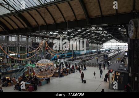 *** Streng KEINE VERKÄUFE IN DEN FRANZÖSISCHEN MEDIEN UND VERLAGE *** Januar 05, 2020 - Paris, Frankreich: die Menschen in der Lobby des Gare de Lyon in Paris, einen Monat nach dem Beginn einer offenen - der öffentliche Verkehr Streik gegen die Rentenreform der Regierung beendet. Die meisten öffentlichen Verkehrsmittel in der Umgebung von Paris wurden stark durch die Protestbewegung über die Rentenpolitik der Regierung beeinflusst, so dass es zu schweren wirtschaftlichen Folgen Stockfoto