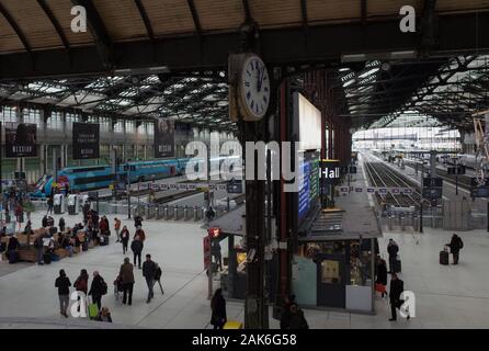 *** Streng KEINE VERKÄUFE IN DEN FRANZÖSISCHEN MEDIEN UND VERLAGE *** Januar 05, 2020 - Paris, Frankreich: die Menschen in der Lobby des Gare de Lyon in Paris, einen Monat nach dem Beginn einer offenen - der öffentliche Verkehr Streik gegen die Rentenreform der Regierung beendet. Die meisten öffentlichen Verkehrsmittel in der Umgebung von Paris wurden stark durch die Protestbewegung über die Rentenpolitik der Regierung beeinflusst, so dass es zu schweren wirtschaftlichen Folgen Stockfoto