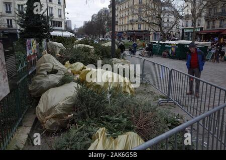 *** Streng KEINE VERKÄUFE IN DEN FRANZÖSISCHEN MEDIEN UND VERLAGE *** Januar 05, 2020 - Paris, Frankreich: Menschen gehen von einer Stelle, wo die Pariser ihre Weihnachtsbäume für das Recycling. Stockfoto