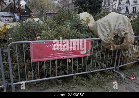 *** Streng KEINE VERKÄUFE IN DEN FRANZÖSISCHEN MEDIEN UND VERLAGE *** Januar 05, 2020 - Paris, Frankreich: Menschen gehen von einer Stelle, wo die Pariser ihre Weihnachtsbäume für das Recycling. Stockfoto