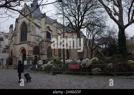 *** Streng KEINE VERKÄUFE IN DEN FRANZÖSISCHEN MEDIEN UND VERLAGE *** Januar 05, 2020 - Paris, Frankreich: Menschen gehen von einer Stelle, wo die Pariser ihre Weihnachtsbäume für das Recycling. Stockfoto