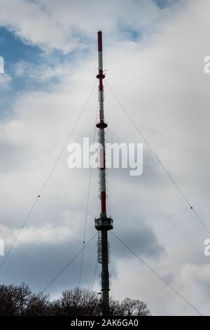 Mast der hohen industriellen Antenne. Stockfoto