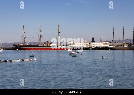 Historische Schiffe im Hafen am Hyde Street Pier, San Francisco, Kalifornien, Vereinigte Staaten von Amerika Stockfoto