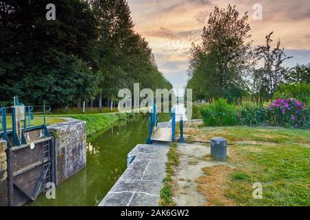 Bild einer Sperre auf der Canal d'Ille et Rance, Hede, Bretagne, Frankreich Stockfoto