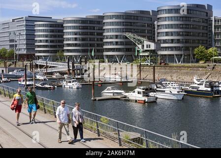 Duisburg: Buerokomplex" fünf Boote "am Innenhafen, Ruhrgebiet | Verwendung weltweit Stockfoto