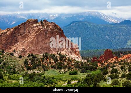 Pike's Peak steht hinter malerischen roten Felsformationen im Garden of the Gods Park in Colorado Springs, Colorado, USA Stockfoto