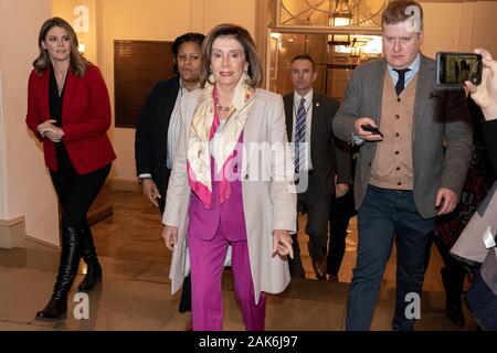 Washington, United States. 07 Jan, 2020. Sprecher der Vereinigten Staaten des Repräsentantenhauses Nancy Pelosi (D-CA) Spaziergänge in ihr Büro auf dem Capitol Hill in Washington, DC am Dienstag, dem 7. Januar 2020. Foto von Ken Cedeño/UPI. Quelle: UPI/Alamy leben Nachrichten Stockfoto