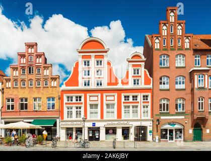 Lüneburg - Juli 2018, Deutschland: eine Straße mit Häusern, die im traditionellen deutschen Stil. Farbige Gebäude in einem alten europäischen Stadt. Backsteingotik Stockfoto