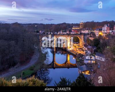 Flutlicht Eisenbahnviadukt über den Fluss Nidd in der Dämmerung aus dem Schlosspark in Knaresborough North Yorkshire England Stockfoto