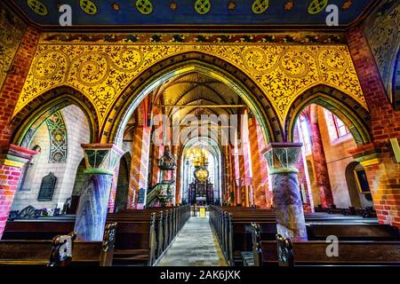 Bergen: Blick durch das Mittelschiff in den Altarraum der St.-Marien-Kirche, Rügen | Verwendung weltweit Stockfoto