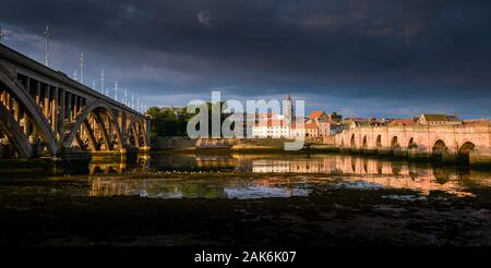 Berwick upon Tweed die nördlichste Stadt in England mit der Alten Brücke auf die Bestellungen von James VI/I und die neue Brücke 1928 eröffnet Stockfoto