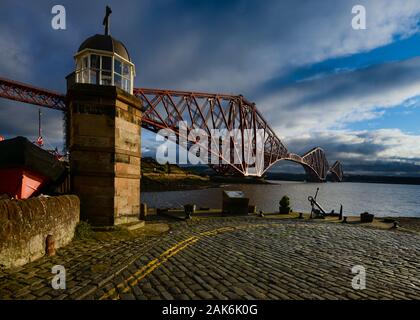 Leuchtturm und Forth Bridge von North Queensferry Stockfoto