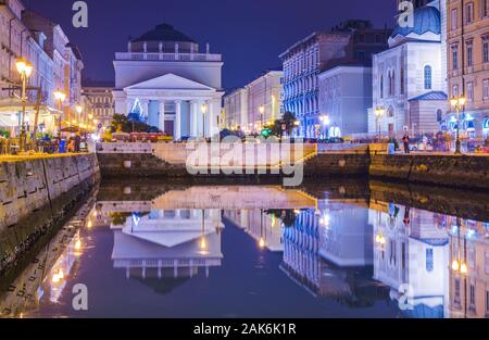 Triest - Dezember 2016, Italien: Nachtansicht des Grand Canal in der Stadt Triest. Stockfoto