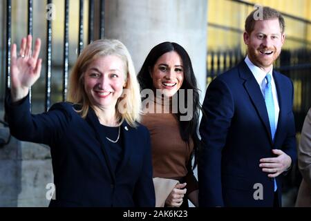 Der Herzog und die Herzogin von Sussex verlassen, die nach ihrem Besuch in Kanada Haus, Central London, Konferenz mit der kanadischen Hochkommissar in Großbritannien, Janice Charette und der stellvertretender Hoher Kommissar, Sarah Brunnen Smith (links), sowie den Mitarbeiterinnen und Mitarbeitern, um Ihnen zu danken für die herzliche Gastfreundschaft und die Unterstützung, die Sie während Ihres letzten Aufenthalts in Kanada erhalten. Stockfoto
