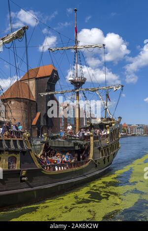 Gdansk (Danzig): Schiffsausflug mit dem (nachgebauten) historischen Segelschiff "Galeon Lew' auf der Mottlau, im Hintergrund das Krantor, Danzig | USA Stockfoto