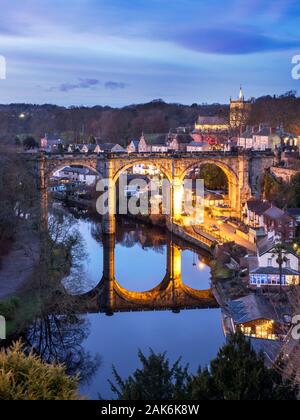 Flutlicht Eisenbahnviadukt über den Fluss Nidd in der Dämmerung aus dem Schlosspark in Knaresborough North Yorkshire England Stockfoto