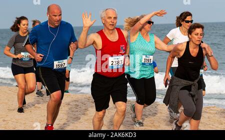 Babylon, New York, USA - 24. Juni 2019: Hunderte von Läufern sind ein Rennen am Strand als Teil des New York State Parks Sommer Serie von Rennen. Stockfoto