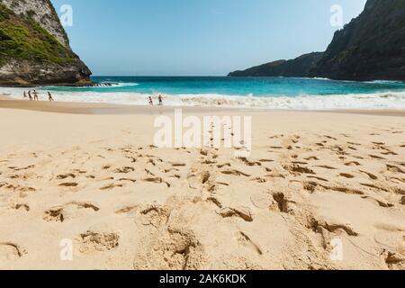 BALI, Indonesien - Mai 12, 2018: Fußabdrücke an einem der abgelegenen Strände von Nusa Penida Stockfoto