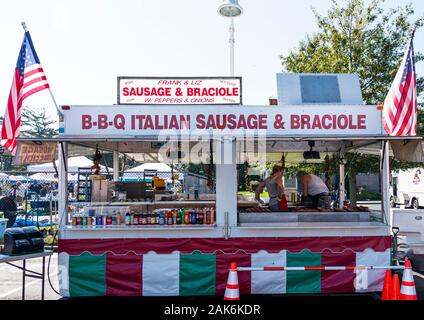 West Islip, New York, USA - 22. September 2019: Essen Verkäufer, Grill italienische Wurst und Braciole mit Paprika und Zwiebeln, die während der Kommunikation einstellen Stockfoto