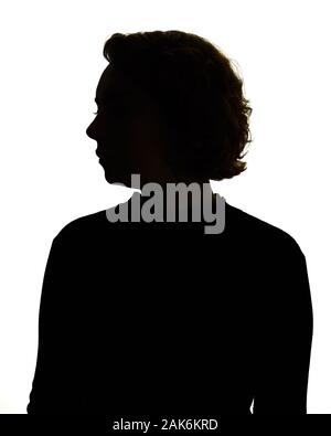 Silhouette von Kopf und Schultern einer Frau, mit Hintergrundbeleuchtung. Stockfoto