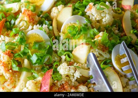 Salat mit frischen Zutaten und Eier bereit als Beilage serviert werden Stockfoto