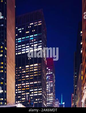 West 43rd Street in Manhattan Nacht reflex Stockfoto