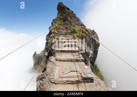 Aussichtspunkt Pedra Rija unterhalb des Pico do Cidrao: PR 1 Wanderweg vom Pico Do Arieiro zum Pico Ruivo, Madeira | Verwendung weltweit Stockfoto