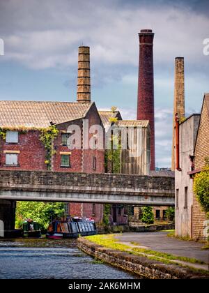 Alte Mühlgebäude entlang des Leeds und des Liverpooler Kanals Stockfoto