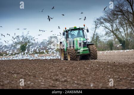 John Deere Grün Traktor Pflügen auf der Nottinghamshire Lincolnshire, Großbritannien. Stockfoto