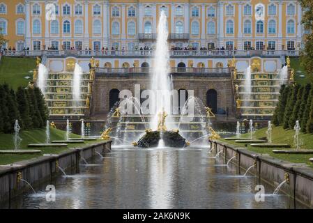 ST. PETERSBURG, Russland - Oktober 05, 2015: Blick auf die Simson Brunnen aus dem Kanal auf einem Oktober Nachmittag. Peterhof Stockfoto