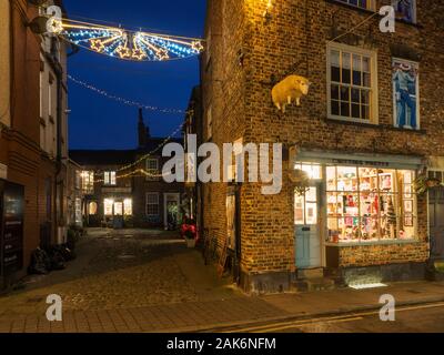 Weihnachtsbeleuchtung an der grünen Drachen Yard auf Granary bei Dämmerung Knaresborough North Yorkshire England Stockfoto