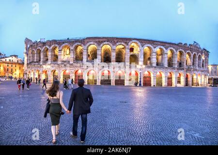 Verona: Piazza Bra mit roemischem Amphitheater (Arena di Verona), Gardasee | Verwendung weltweit Stockfoto