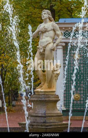 ST. PETERSBURG, Russland - Oktober 05, 2015: Adam Skulptur in Wasserstrahlen. Oktober in Peterhof Stockfoto