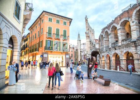 Verona: Via Giuseppe Mazzini und roemisches Amphitheater (Arena di Verona) an der Piazza Bra, Gardasee | Verwendung weltweit Stockfoto