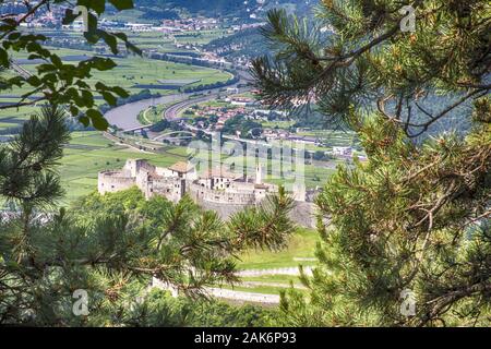 Trentino/Rovereto: Blick auf das Etschtal und die Burg von beseno (Castello di Beseno), Gardasee | Verwendung weltweit Stockfoto