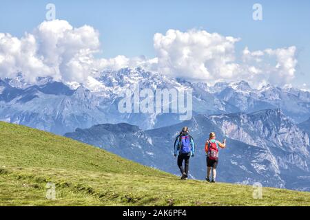 Venezien/Malcesine: Wanderer auf dem Monte Baldo, Gardasee | Verwendung weltweit Stockfoto