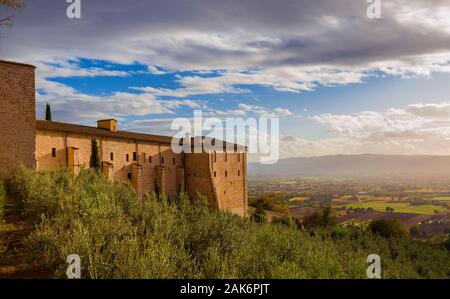 Vie von Umbrien Tal nur vor Sonnenuntergang von Assisi charmante Altstadt Stockfoto
