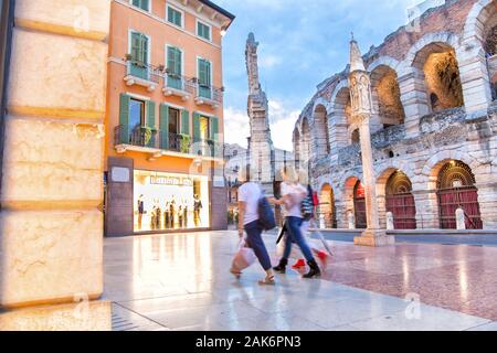 Verona: Via Giuseppe Mazzini und roemisches Amphitheater (Arena di Verona) an der Piazza Bra, Gardasee | Verwendung weltweit Stockfoto