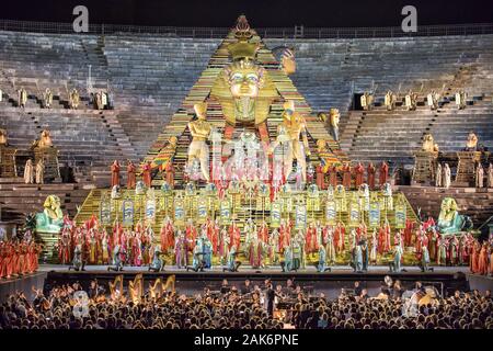 Verona: Oper "Aida" im roemischen Amphitheater (Arena di Verona), Gardasee | Verwendung weltweit Stockfoto