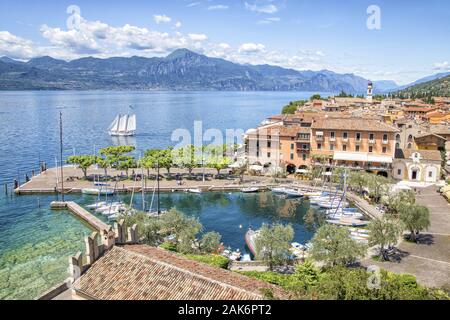 Venezien / Torri del Benaco: Blick auf den Hafen, Gardasee | Verwendung weltweit Stockfoto